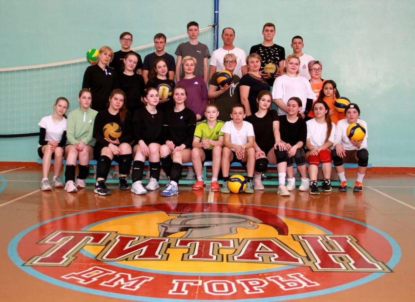 участники соревнований по волейболу в Дмитриевых Горах