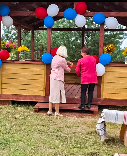 ф Перерезают ленточку